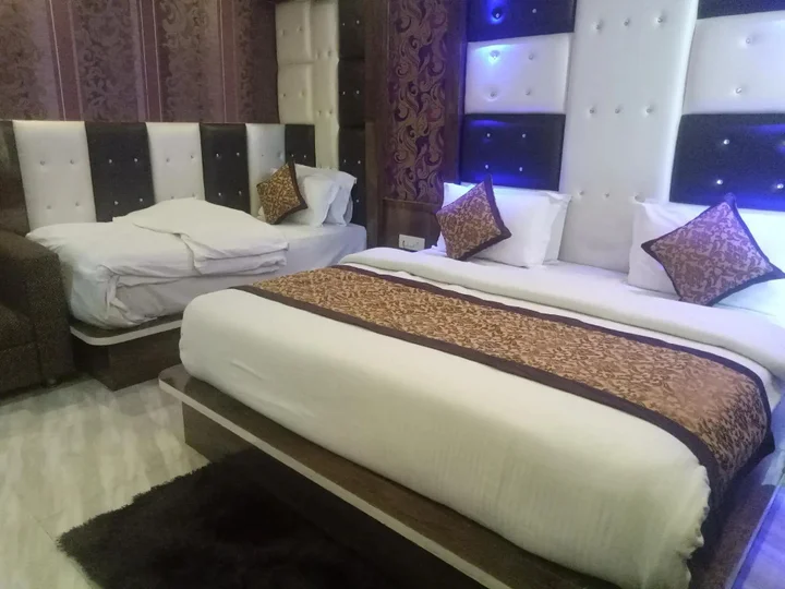 Катра: Hotel Nek