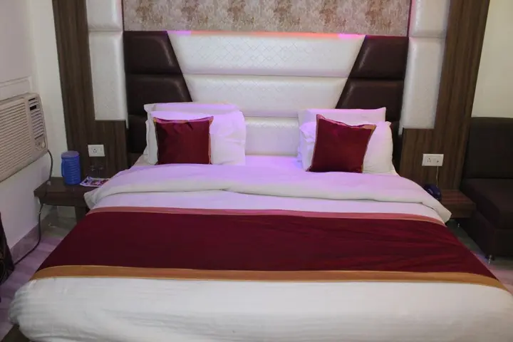 Катра: Hotel Nek