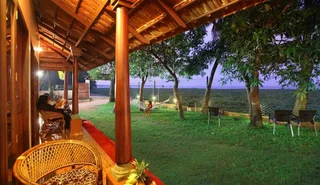 Кумараком: Saro Lake County Hotel