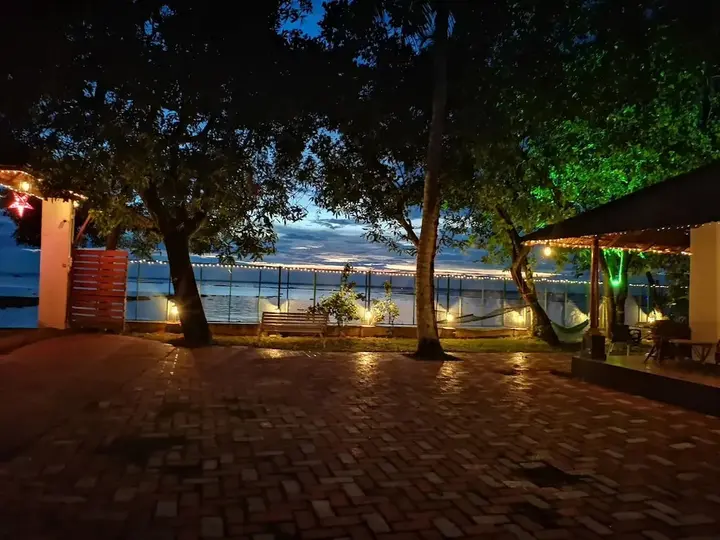 Кумараком: Saro Lake County Hotel