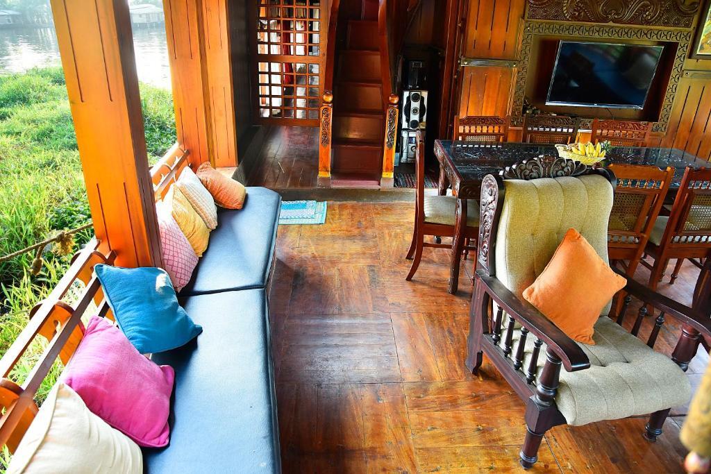 Аллеппи: Indiavacationz Houseboats