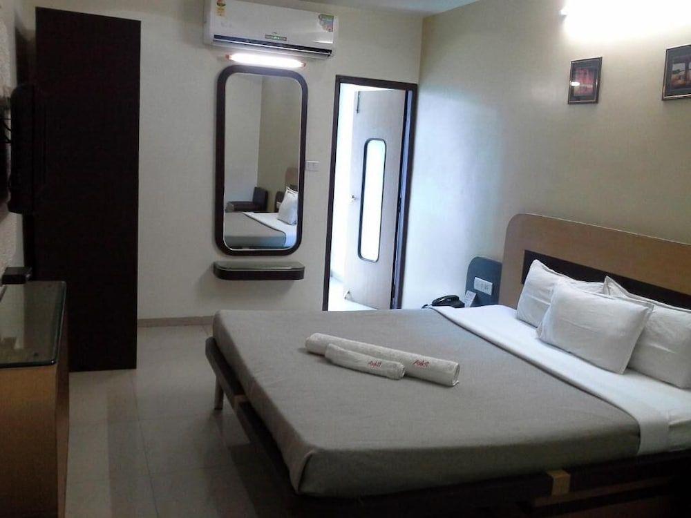 Тхане: Hotel Galaxy's Vaibhav