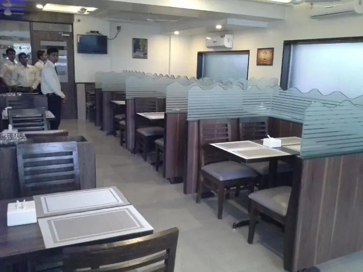 Тхане: Hotel Galaxy's Vaibhav