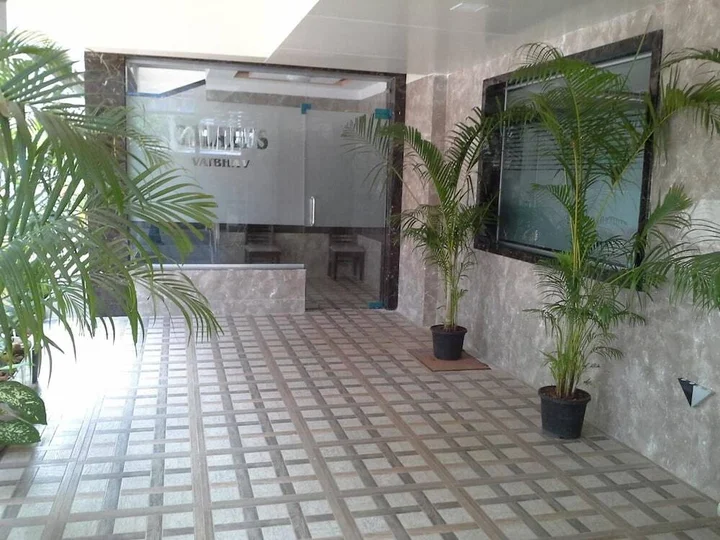 Тхане: Hotel Galaxy's Vaibhav