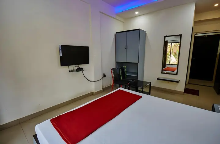 Тхане: Hotel Galaxy's Vaibhav