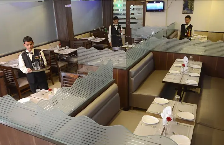 Тхане: Hotel Galaxy's Vaibhav