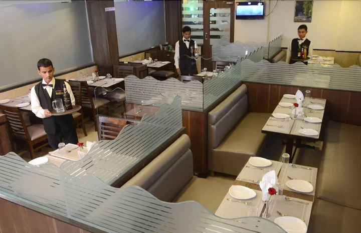 Тхане: Hotel Galaxy's Vaibhav