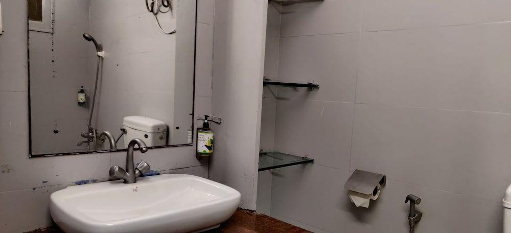 Нойда: City Stay Hotel