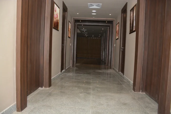 Нойда: Hide Away Suites