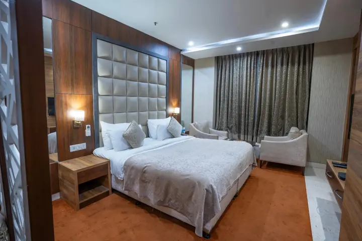 Нойда: Hide Away Suites