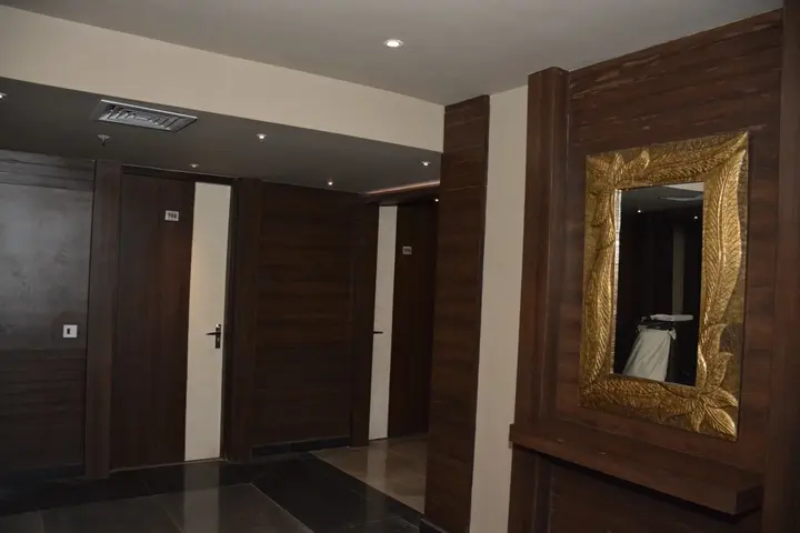 Нойда: Hide Away Suites