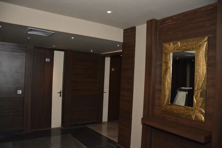 Нойда: Hide Away Suites