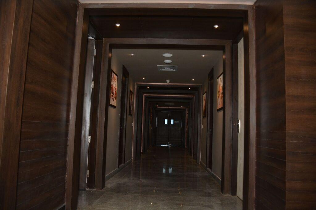 Нойда: Hide Away Suites