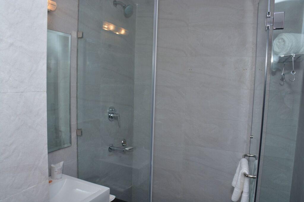Нойда: Hide Away Suites