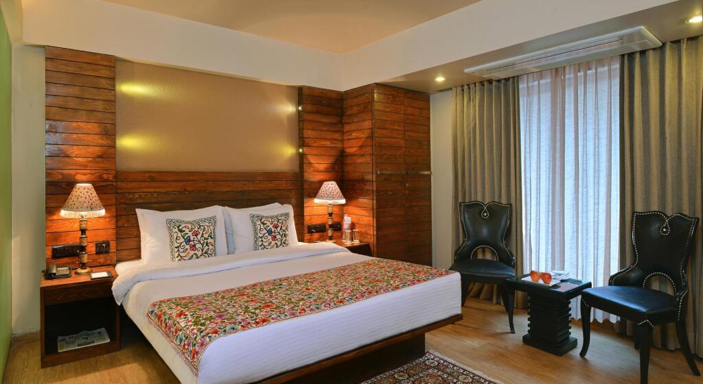 R K Sarovar Portico Hotel — фото 2