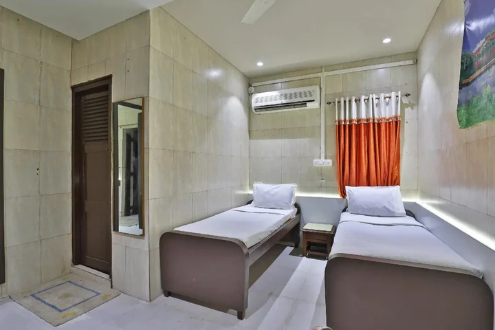 Сомнатх: Hotel Satkar