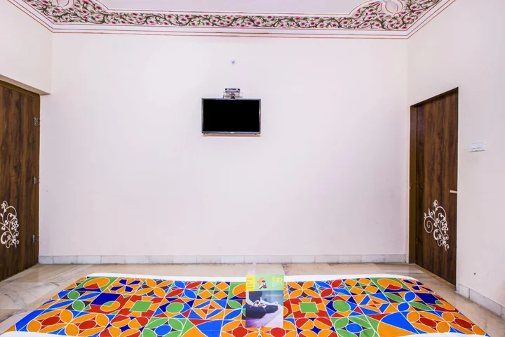 Джайпур: FabExpress White Palace