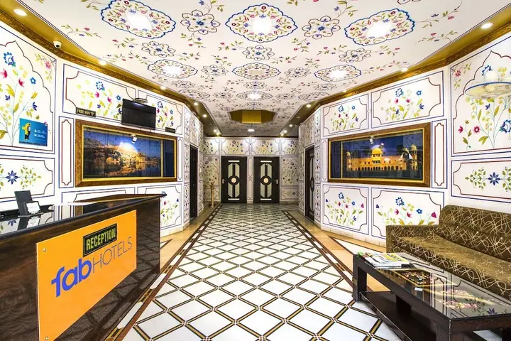 Джайпур: FabExpress White Palace