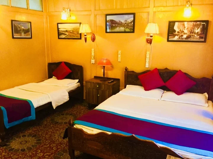 Шринагар: Ritz HouseBoat Srinagar