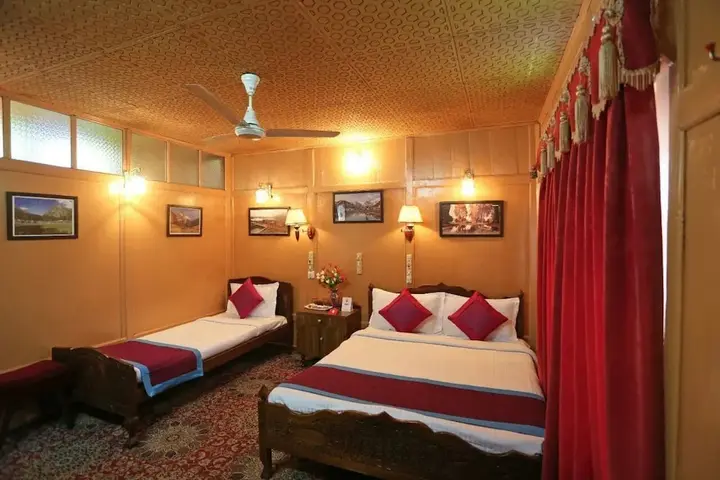 Шринагар: Ritz HouseBoat Srinagar