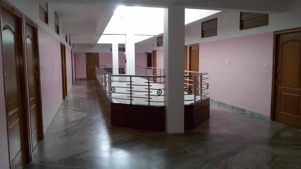 Валпарай: Hotel Saravana Grand