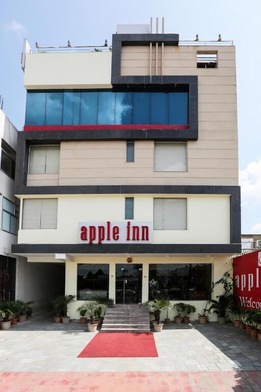 Джайпур: TGI Apple Inn