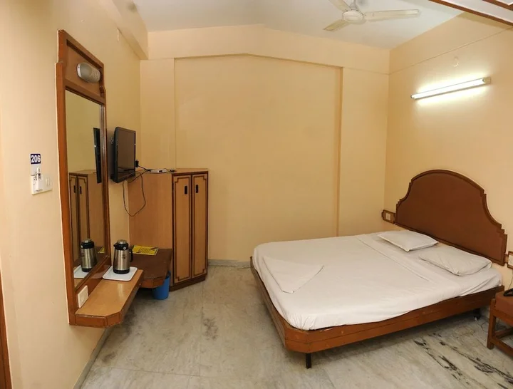 Карур: Hotel Valluvar