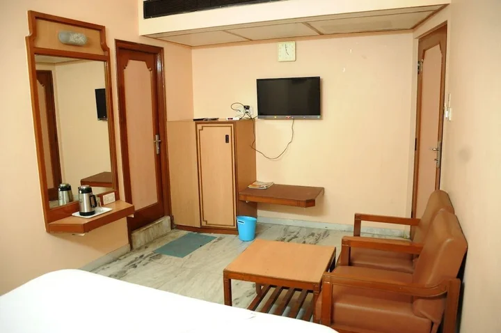 Карур: Hotel Valluvar