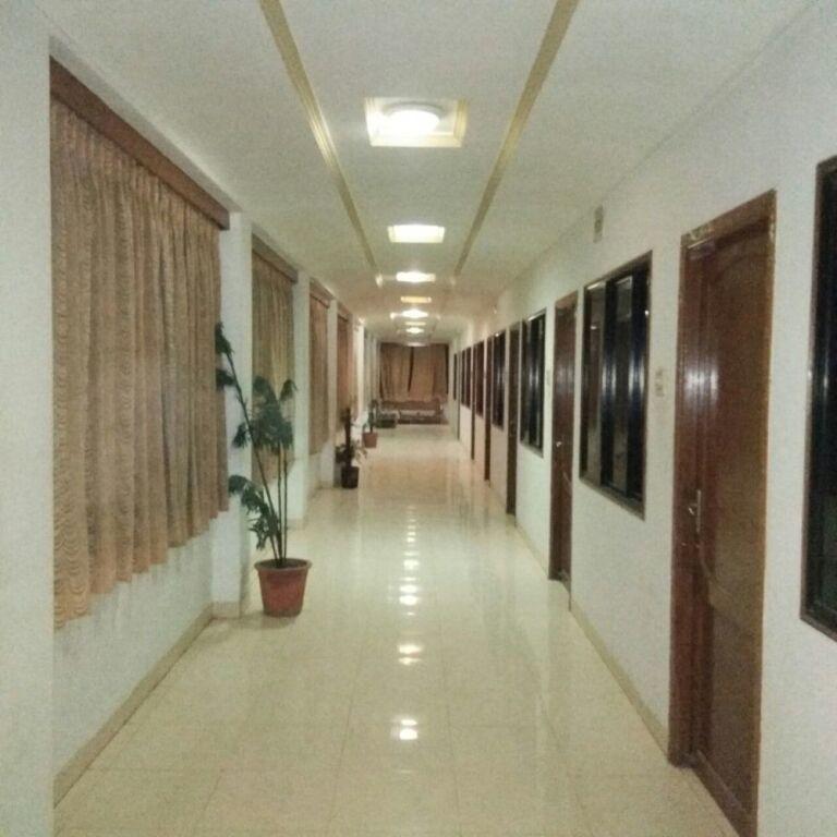 Бхудж: Hiriz Hotel Dollar
