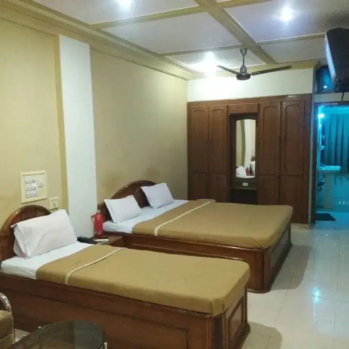 Бхудж: Hiriz Hotel Dollar