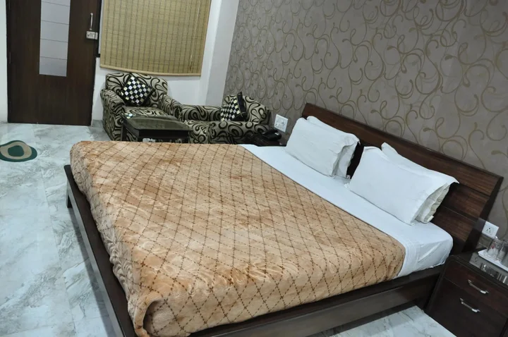 Сатна: Richie Rich Royal Inn