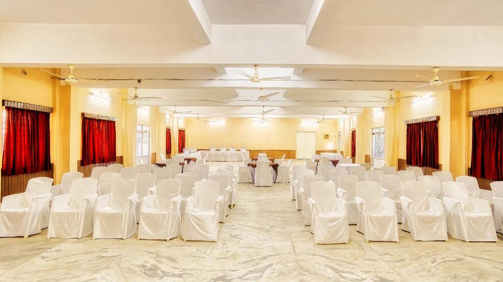 Hotel Empire Gandhidham — фото 4