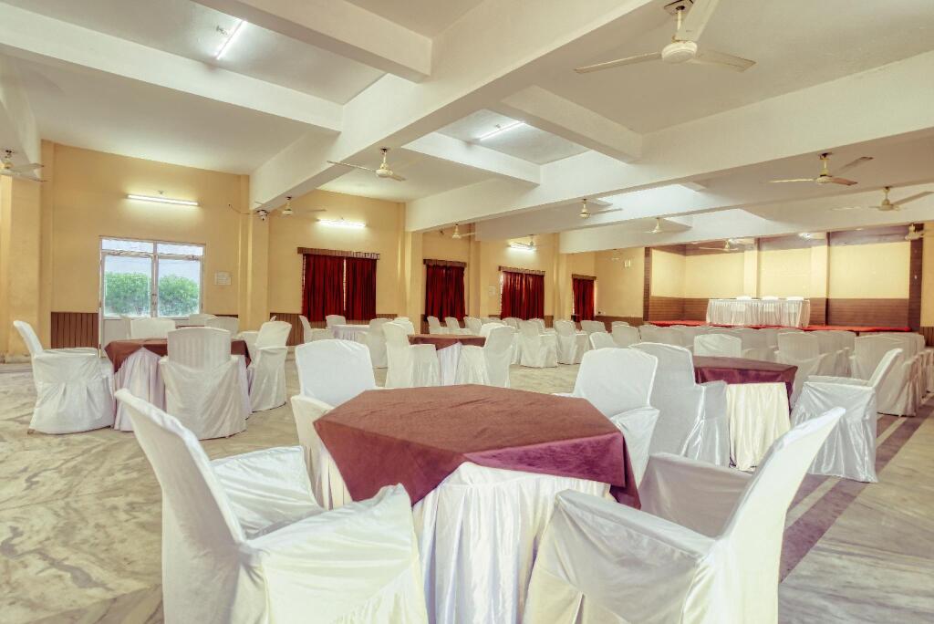 Hotel Empire Gandhidham — фото 3