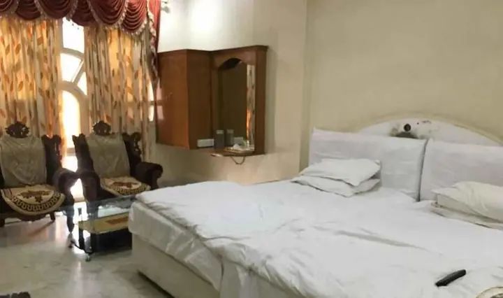 Хоспет: Iroomz Shanbhag Towers International