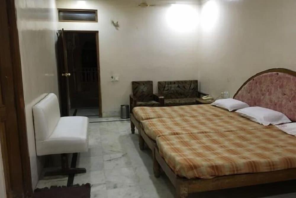 Хоспет: Iroomz Shanbhag Towers International