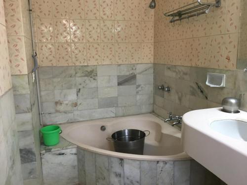 Хоспет: Iroomz Shanbhag Towers International