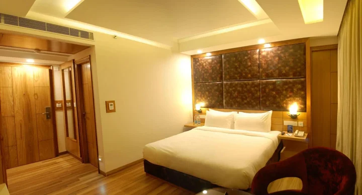 Мохали: Glades Hotel