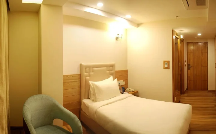 Мохали: Glades Hotel
