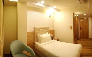 Мохали: Glades Hotel