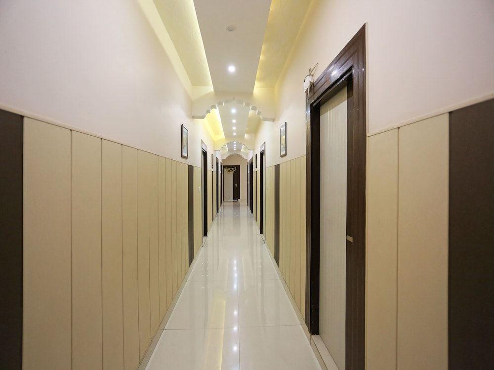 Агра: Oyo 3202 Hotel Gayatri Residency