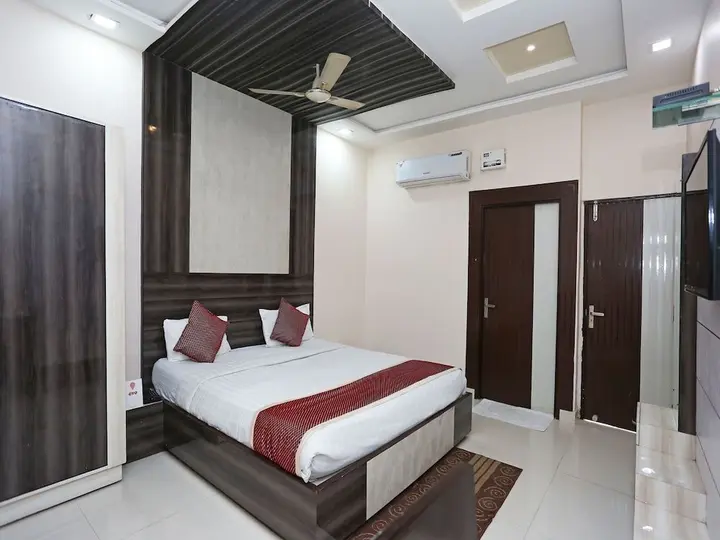 Агра: Oyo 3202 Hotel Gayatri Residency