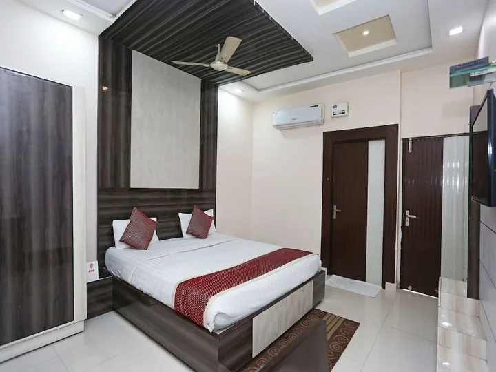 Агра: Oyo 3202 Hotel Gayatri Residency