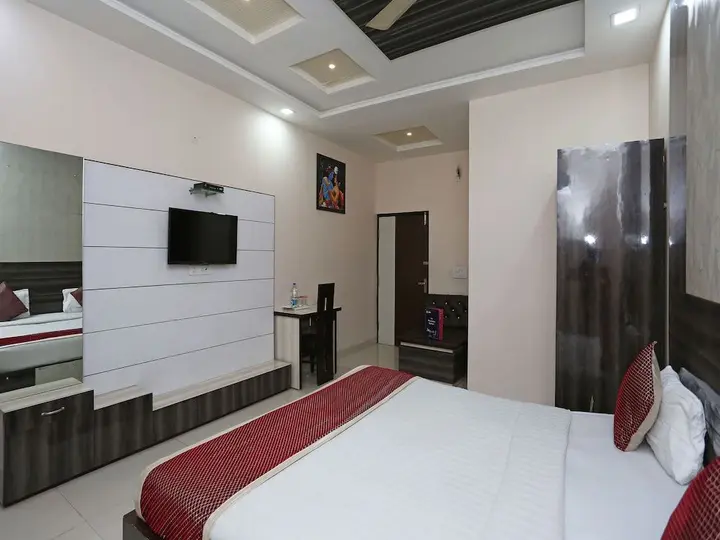 Агра: Oyo 3202 Hotel Gayatri Residency
