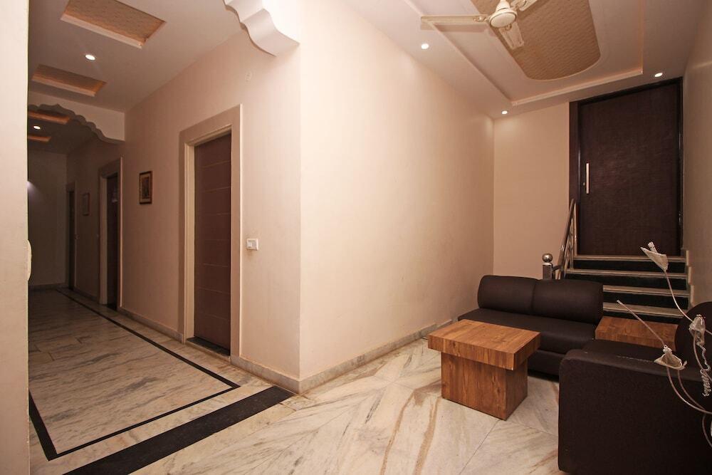 Агра: Oyo 3202 Hotel Gayatri Residency