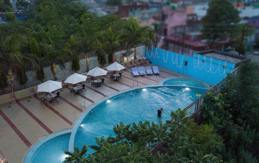 Дхума: V One Hotel The competent Palace