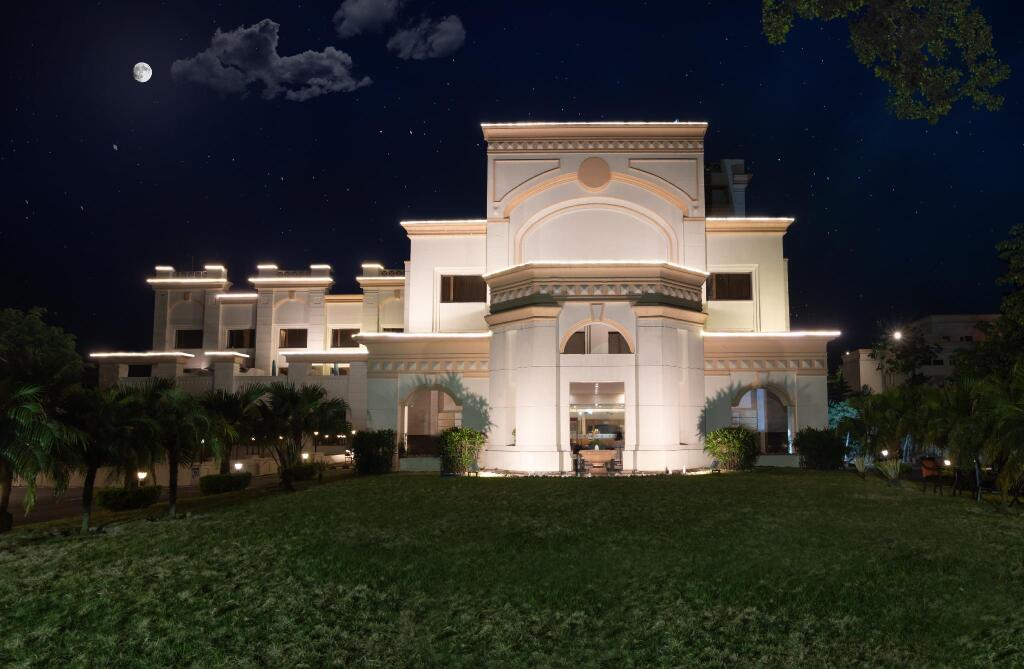 Дхума: V One Hotel The competent Palace