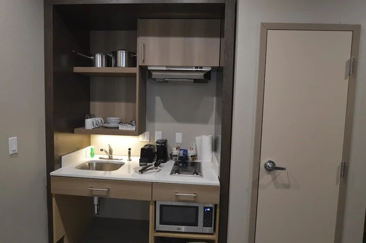 Нойда: FabHotel Exotica Noida Expressway
