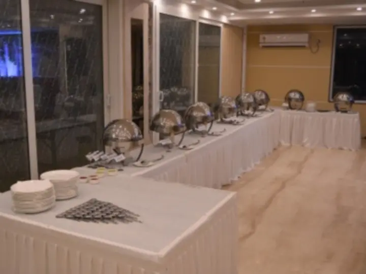 Гвалиор: The City Grand Hotel