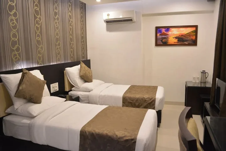 Гвалиор: The City Grand Hotel