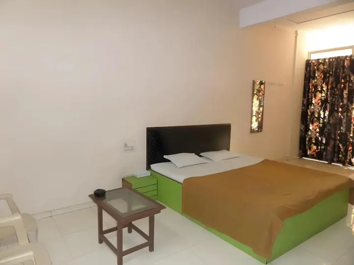 Солапур: Vrindavan Lodge